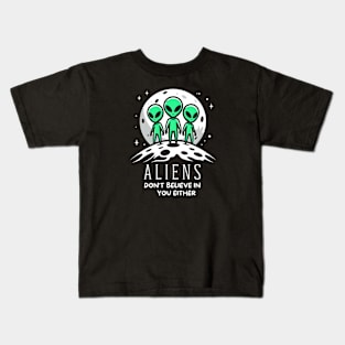 Alien don't believe in you, either Kids T-Shirt